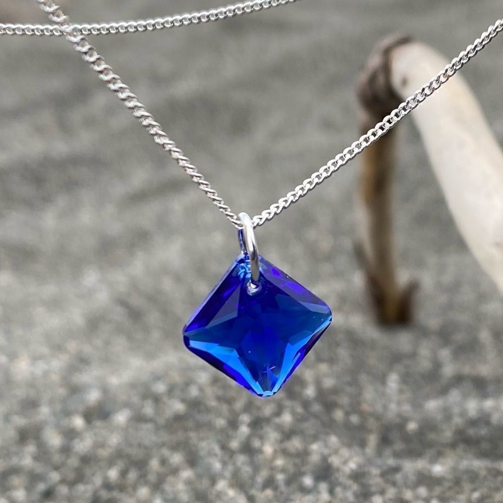 Handcrafted necklace with Swarovski crystal and chain